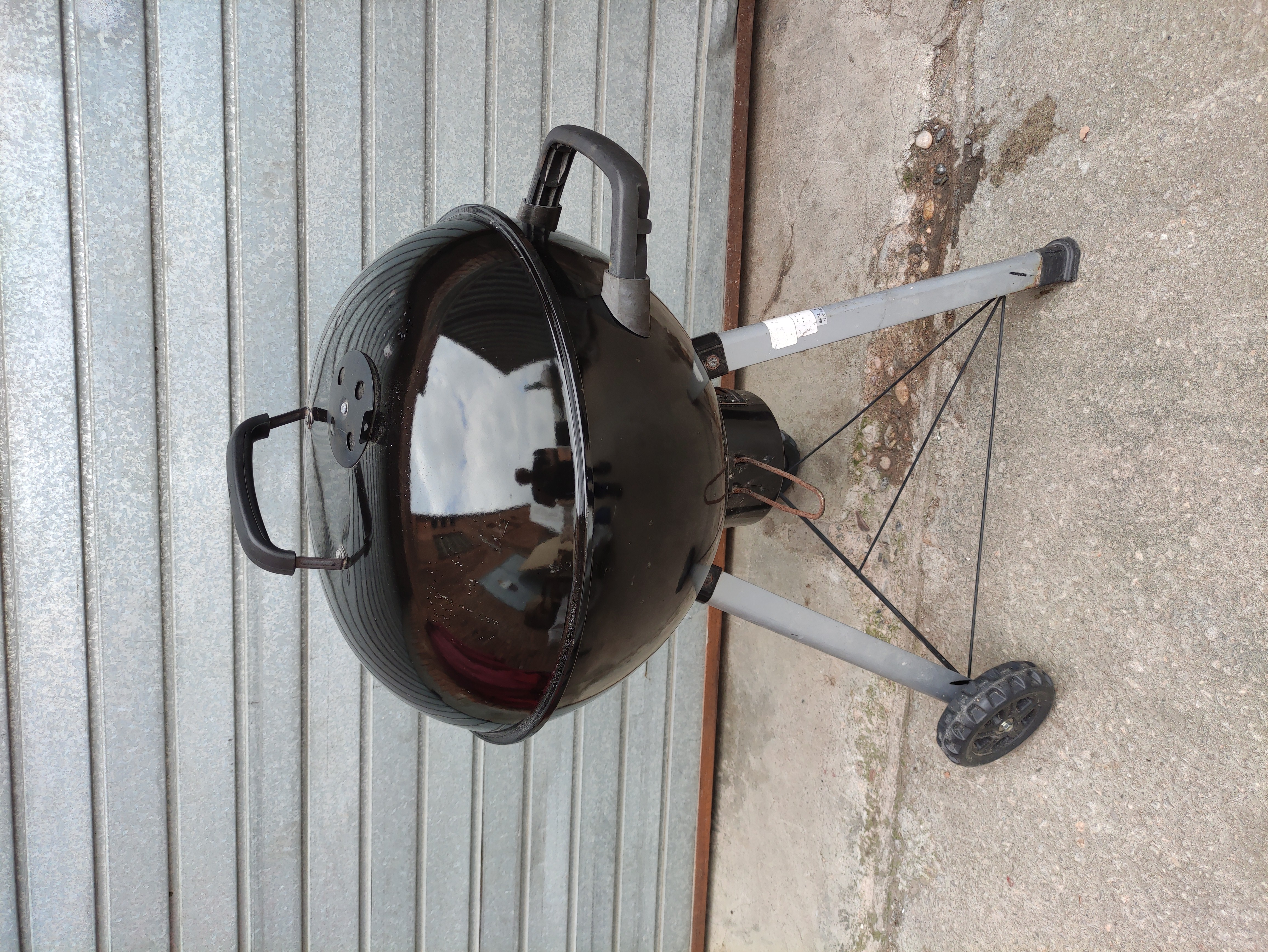 barbacoa metal negro usada 80-104x65x57 1u